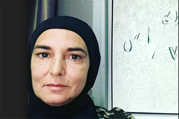 İrlandalı ünlü şarkıcı: Müslüman olma kararından pişmanlık duymadım; babam da İslam'a ilgi duymaya başladı