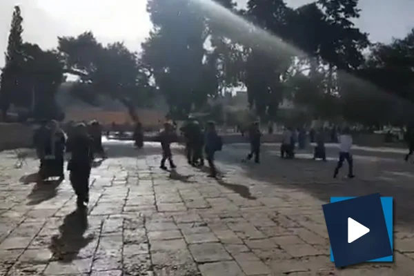İsrail polisi Mescid-i Aksa'da cemaate müdahale etti - 1