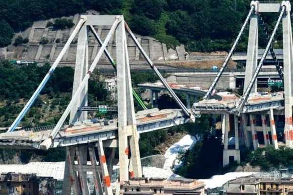 İtalya 43 kişiye mezar olan otoyol köprüsünü yıkacak