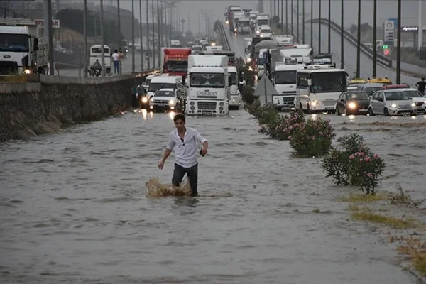 İzmir-Ankara yolu ulaşıma kapandı
