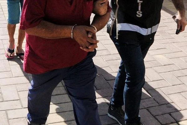 Kaldırımdaki ağacı kıran şahıs gözaltına alındı