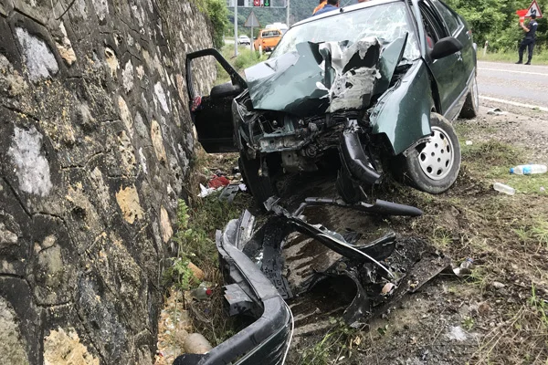Karabük'te otomobil direğe çarptı: 3 yaralı