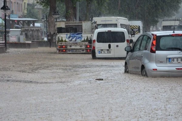 Kayseri'de sağanak sele sebep oldu