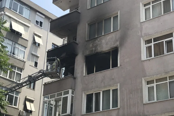 Kozyatağı'nda yangın: 2 ölü, 1 yaralı