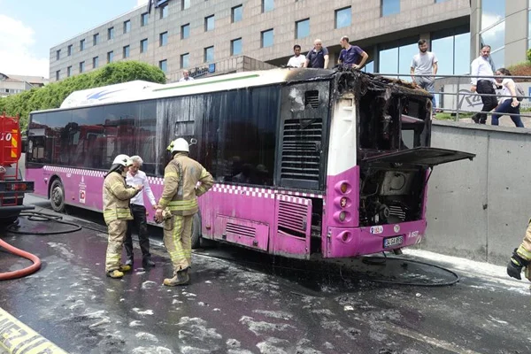 Küçükçekmece'de seyir halindeki otobüs yandı