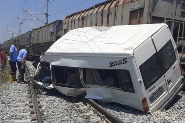 Mersin'de tren minibüse çarptı! Ölü ve yaralılar var