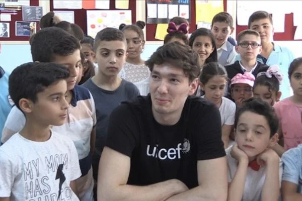 Milli basketbolcu Cedi Osman öğrencilerle buluştu