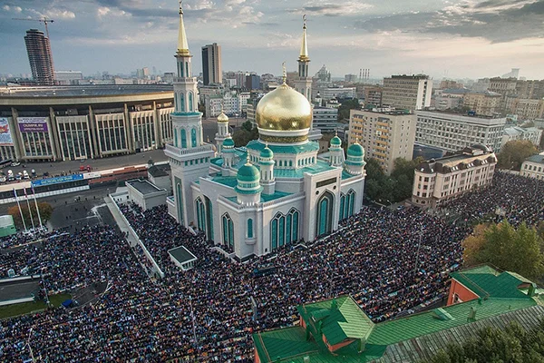 Moskova'da, Muhteşem Bayram Namazı