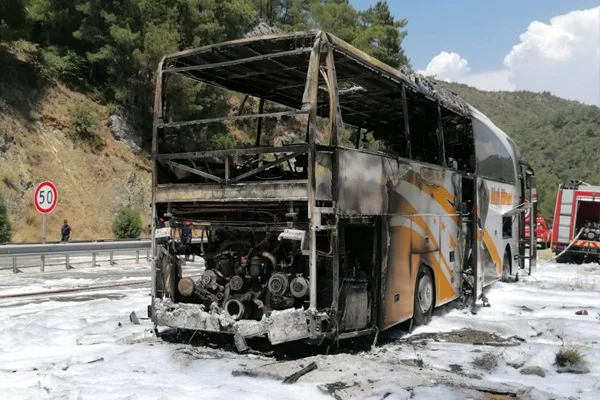 Muğla'da seyir halindeki yolcu otobüsü yandı