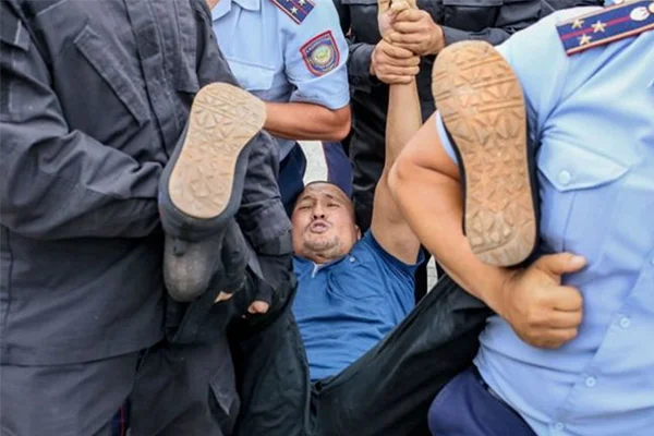 Nazarbayev gitti; Kazakistan karıştı