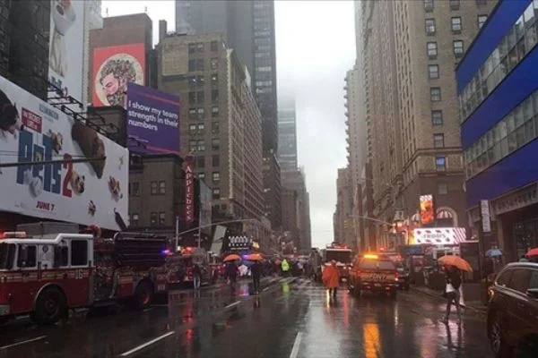New York'ta helikopter gökdelene çarptı