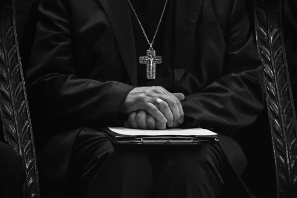 Papa Franciscus'a yakın piskoposa cinsel istismar suçlaması