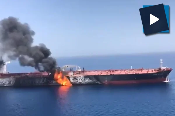 Patlama yaşanan petrol tankerinde yangın anı
