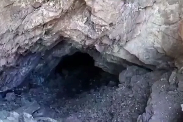 Pençe Harekatı'nda terör örgütüne ait mağara ve sığınaklar imha ediliyor