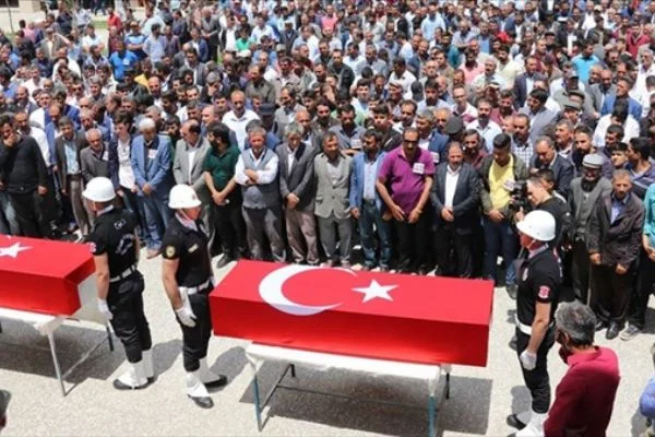 PKK'nın katlettiği yol yapım işçileri toprağa verildi