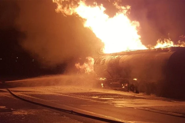 Sakarya'da kimyasal yüklü tanker yandı: 3 yaralı