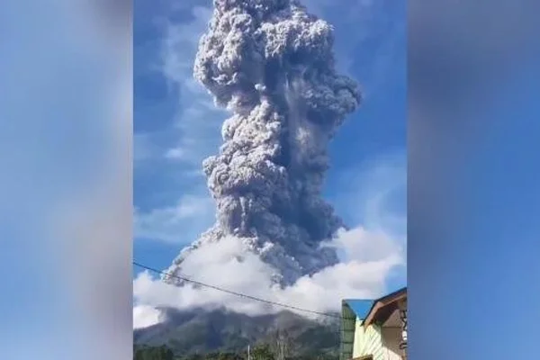 Sinabung yanardağı patladı
