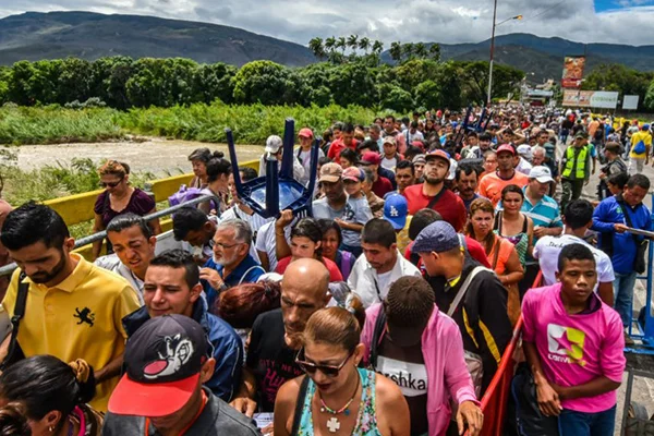 Sınır açıldı, binlerce Venezuelalı yollara düştü