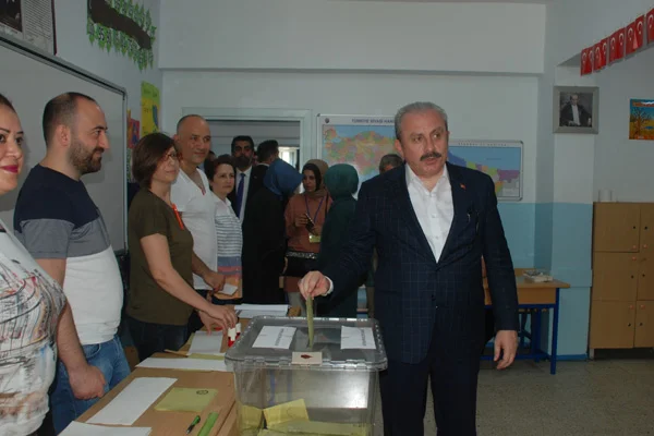 TBMM Başkanı Şentop oyunu kullandı