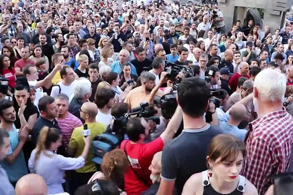 Tiflis'te gerginlik tırmanıyor; protestocular Rus gazetecilere saldırdı!