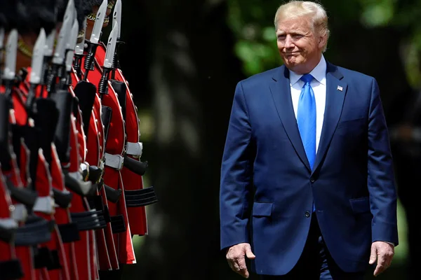 Trump'ın Ay'ı Mars'ın parçası olarak tanımlaması alay konusu oldu