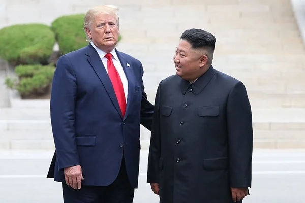 Trump ve Kim 'silahsızlandırılmış bölge'de görüştü