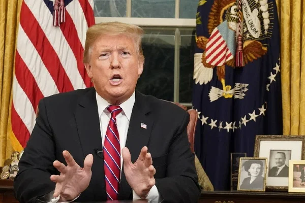 Trump yayın esnasında yanında öksüren genel sekreterini kovdu