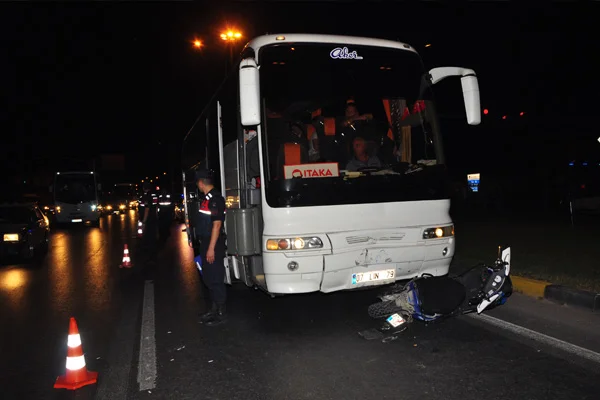 Tur otobüsü motosikletle çarpıştı: 1 ölü