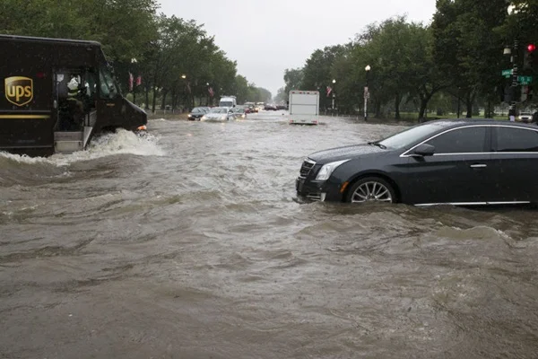 ABD'de sel: Binlerce kişi elektriksiz kaldı