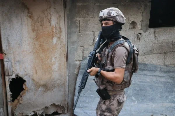 Adana'da aranan şüphelilere şafak operasyonu