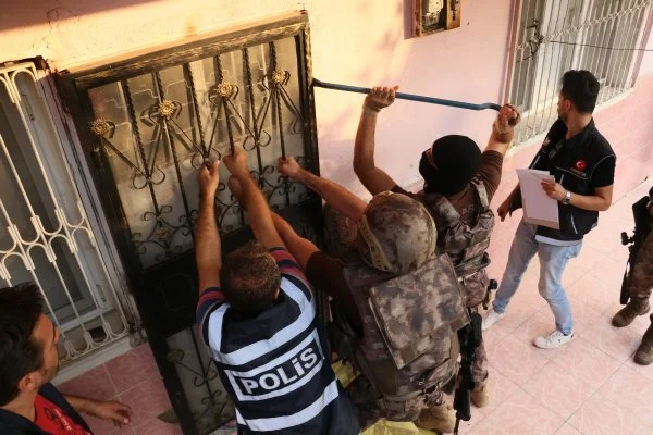 Adana'da aranan şüphelilere şafak operasyonu yapıldı