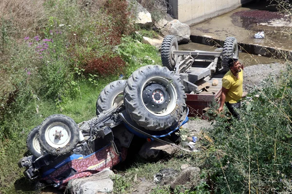 Amasya'da traktör dereye devrildi: 3 yaralı