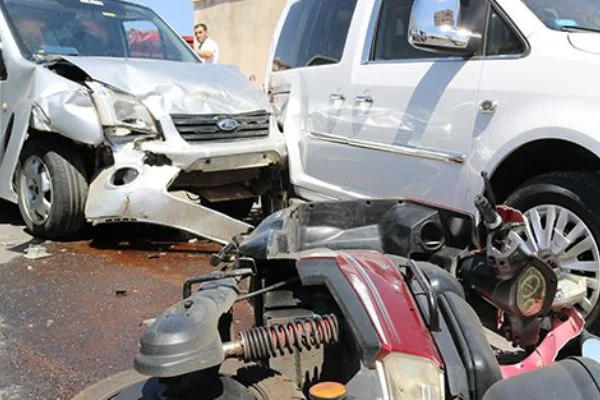 Aşırı sür'at felakete yol açıyordu! 3 araca çarparak durabildi