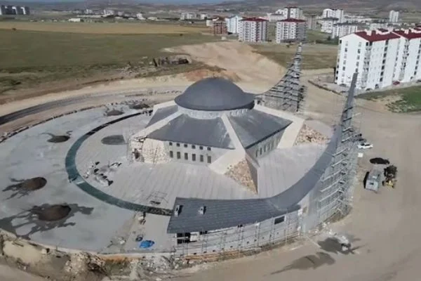 'Ay yıldız' mimarili cami ibadete gün sayıyor