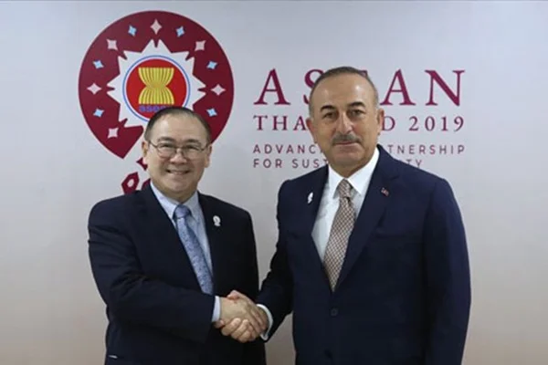 Bakan Çavuşoğlu Tayland'da mevkidaşlarıyla görüştü