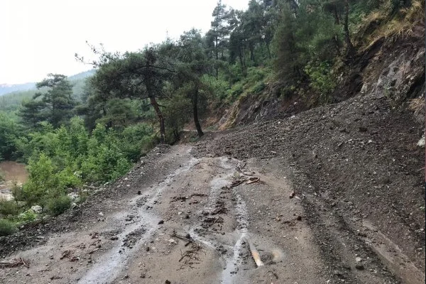 Balıkesir'de heyelan yolları kapattı