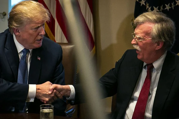 Başkan'ın oyunu: Trump iyi, Bolton kötü polis