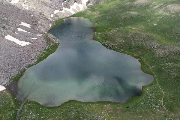 Bolkar zirvesindeki kar ve göl manzarası ziyaretçilerini mest ediyor