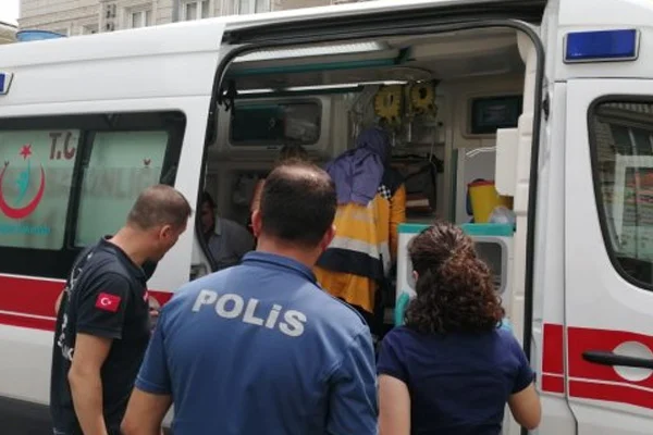 Borcunu almaya gitti, iki kişinin taşla saldırısına uğradı
