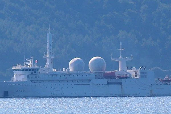 Çanakkale Boğazı'ndan yarım saatte 3 ülkenin savaş gemisi geçti...