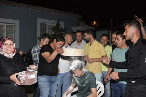 Damadın başına un eleyip yumurta kırıyorlar