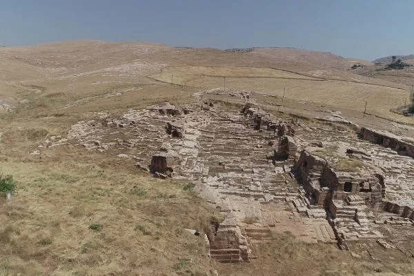 Dara Antik Kenti'nde açık galeri mezarlar görenleri büyülüyor