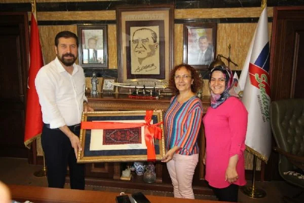 Dünyanın ilk boncuk Yağcıbedir halısı dokundu