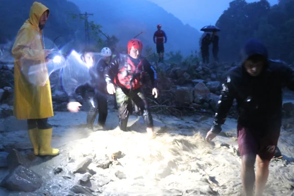 Düzce'de rafting yaparken mahsur kalan 8 kişi kurtarıldı