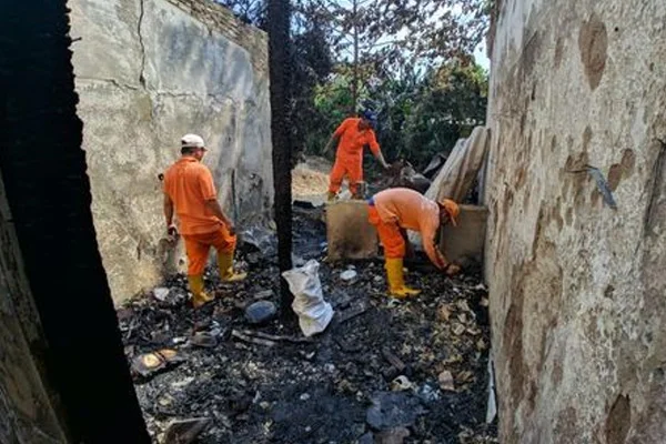 Endonezya'da 30 ev kül oldu