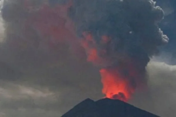 Endonezya'da yanardağ patladı
