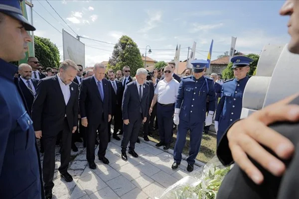 Erdoğan, Aliya İzzetbegoviç'in kabrini ziyaret etti