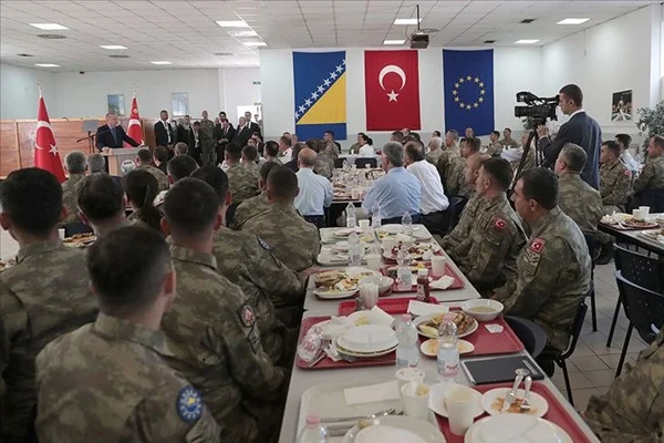 Erdoğan Butmir'deki Türk askerlerini ziyaret etti