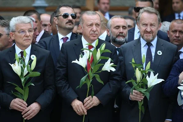 Erdoğan, Srebrenitsa Soykırımı kurbanları anısına düzenlenen geçit törenine katıldı