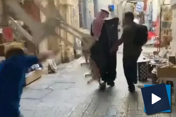 Filistinliler, İsrail'in davetlisi Suudi gazeteciyi Aksa'dan kovdu - 2